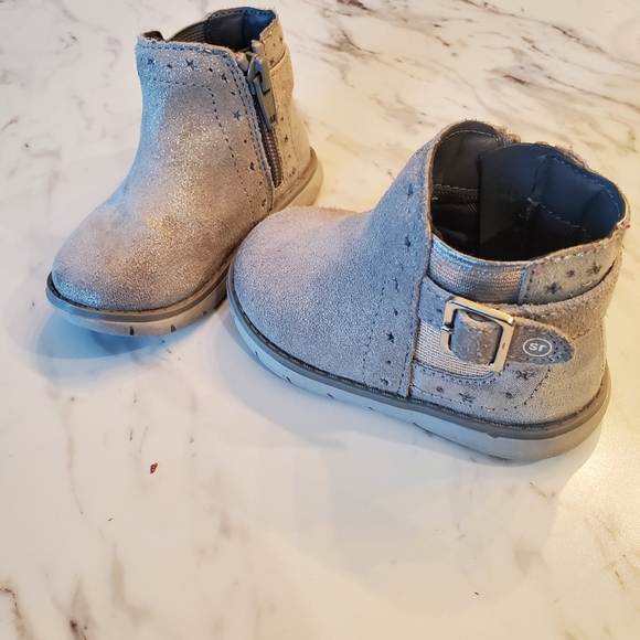 STRIDE RITE Size 4, Little Girls Silver AGNES BOOT. EUC Like New With Box - Picture 2 of 5